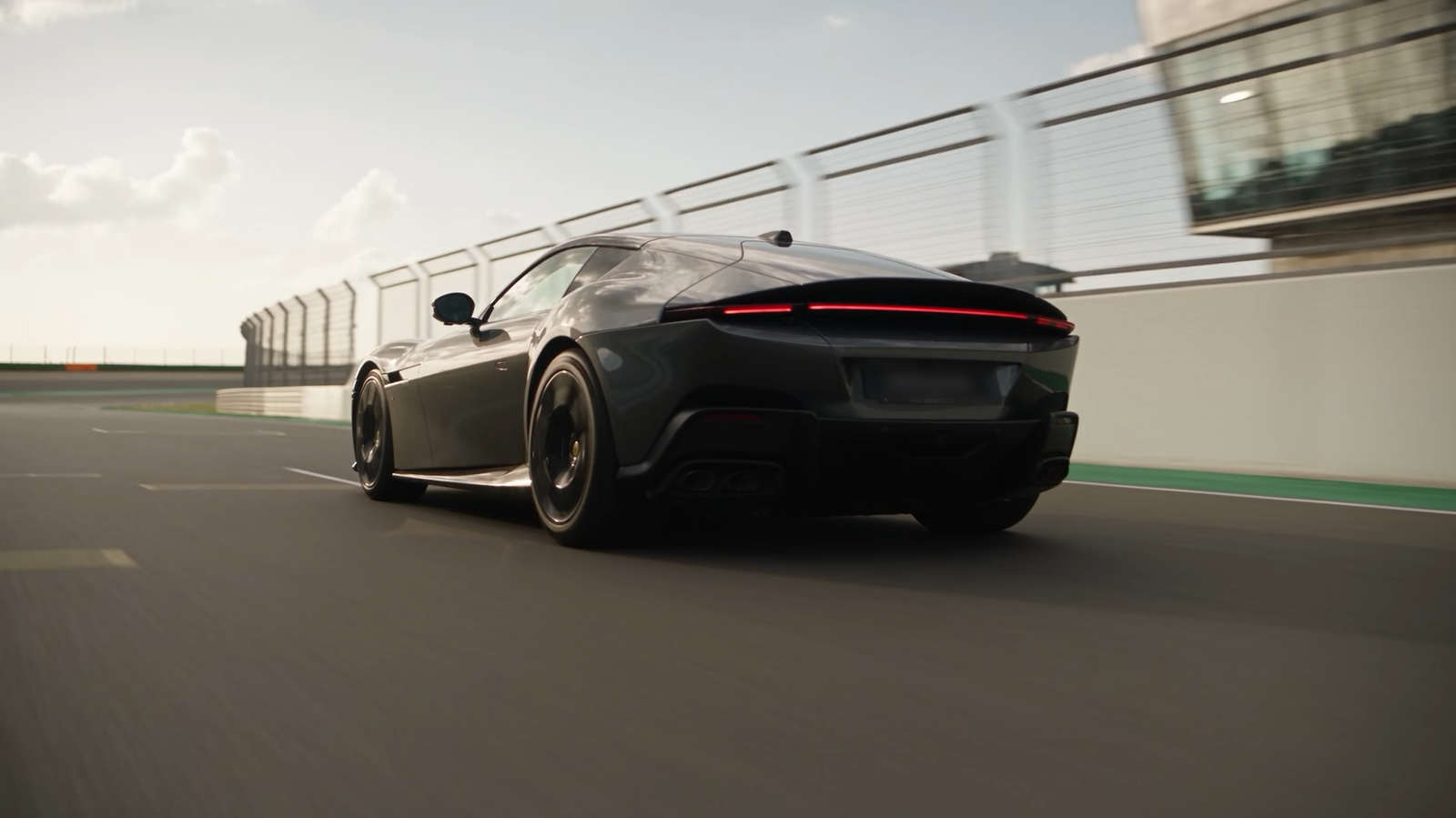 Ferrari als cineastische AI-Filmstudie auf einer Rennstrecke