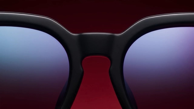 VISION//01 AI Brand Film mit einer Brille in einer farbigen Markenwelt