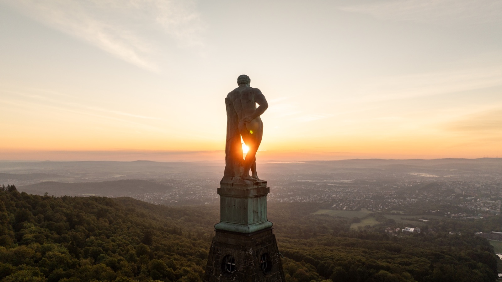 Herkules über Kassel im Sonnenaufgang