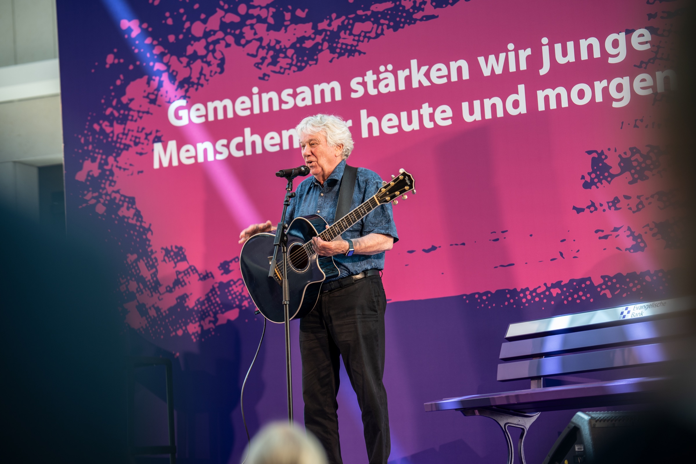 Rolf Zuckowski während eines Auftritts