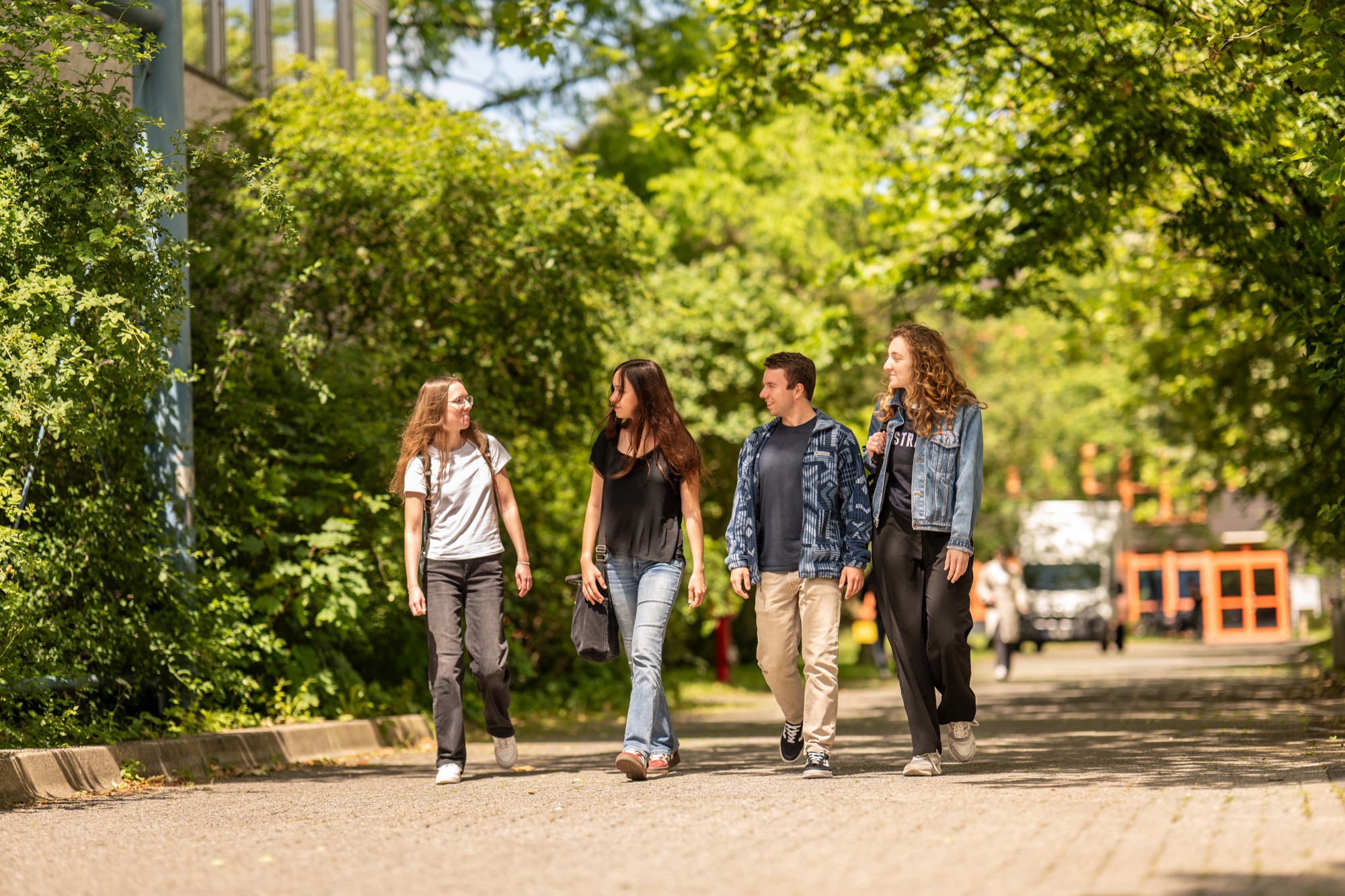Studierende auf dem Campus der Universität Kassel