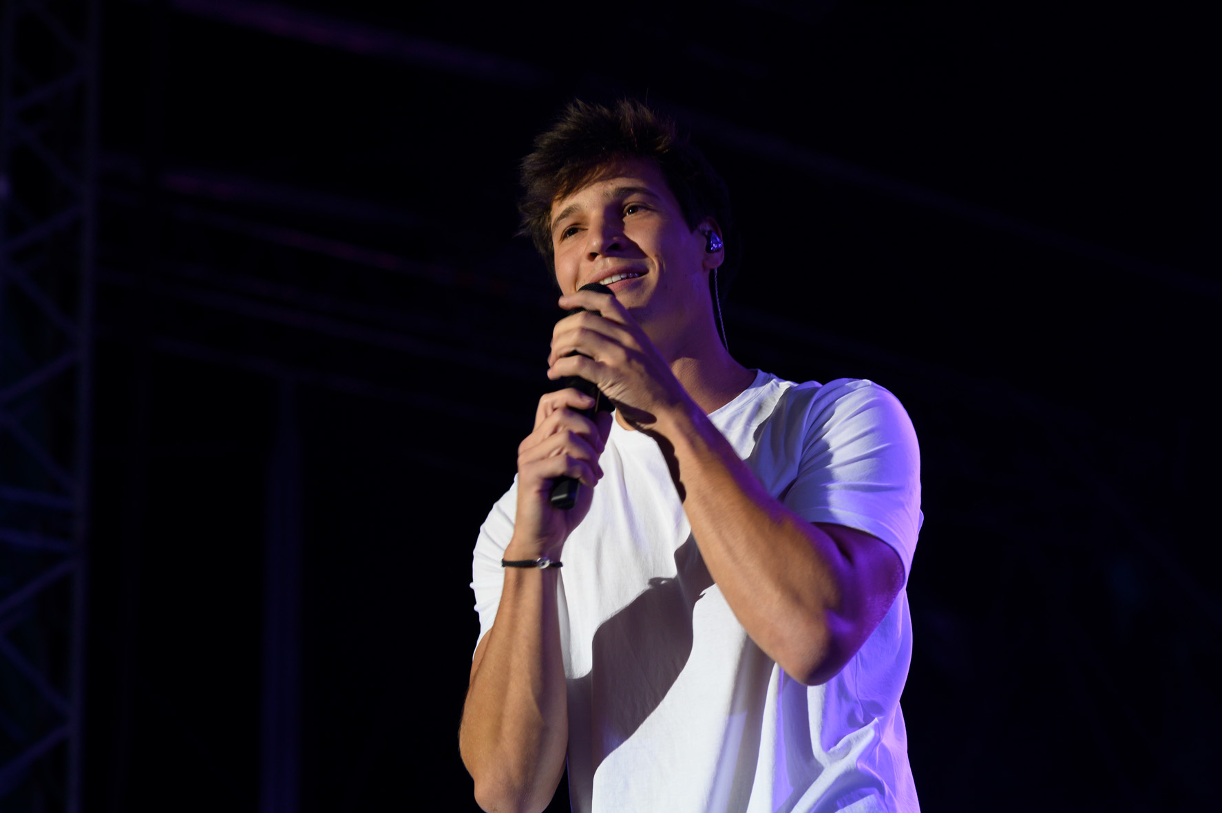 Wincent Weiss am Mikrofon auf der Bühne